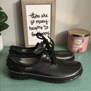 BOGS Black Waterproof Shoes SZ 8 Wos box 66